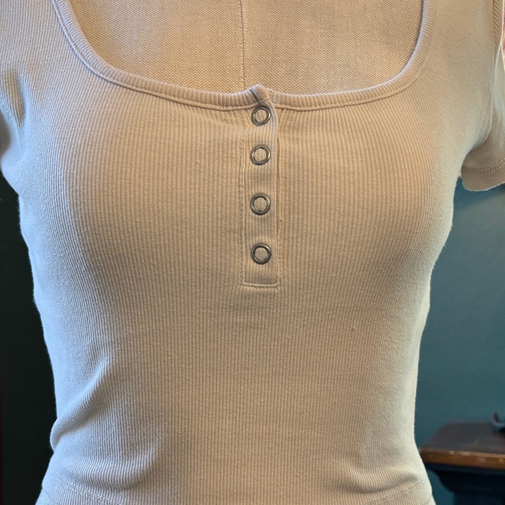 Madewell Cream Ribbed Scoop Neck Crop Top with Snap Detail - Picture 2 of 10